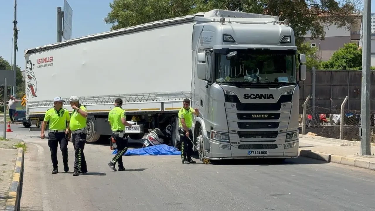 Gaziantep'te tırın altında kalan motosikletteki 2 kişi hayatını kaybetti