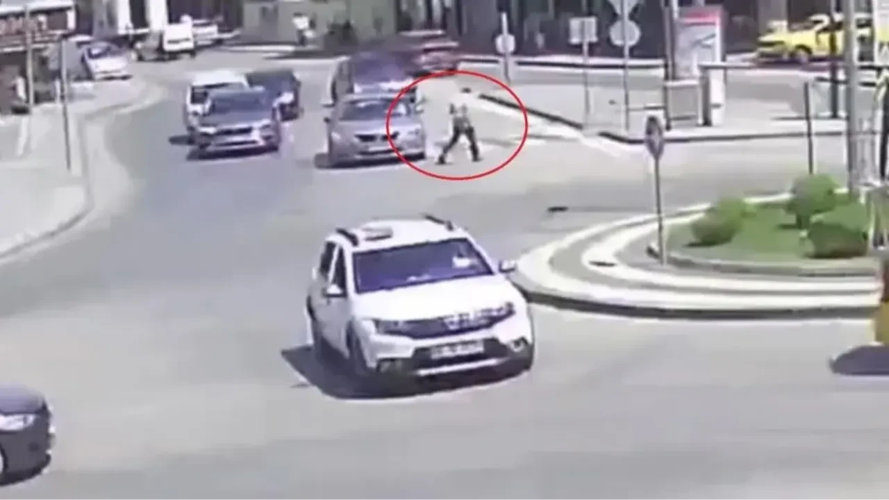 Görenleri hayrete düşüren kaza...Otomobilin çarptı, hiçbir şey olmamış gibi yoluna devam etti