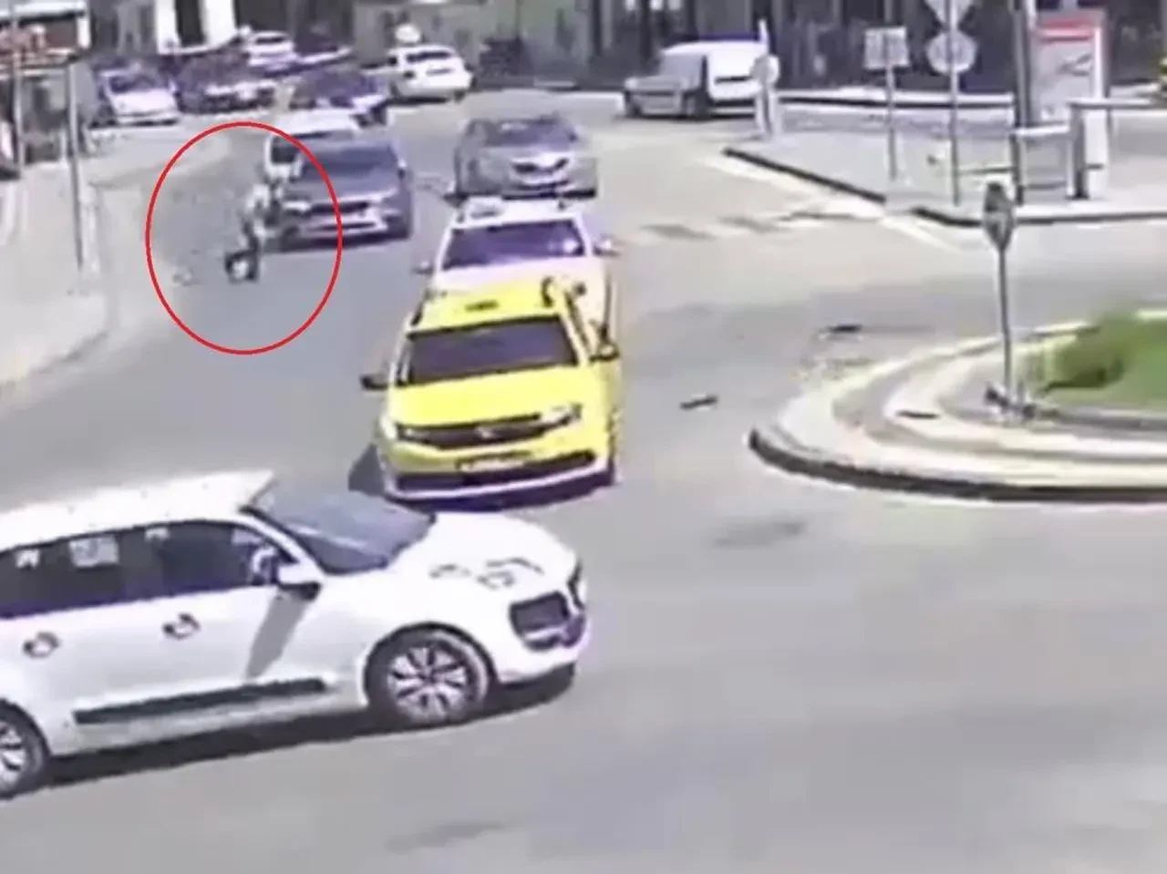 Görenleri hayrete düşüren kaza...Otomobilin çarptı, hiçbir şey olmamış gibi yoluna devam etti