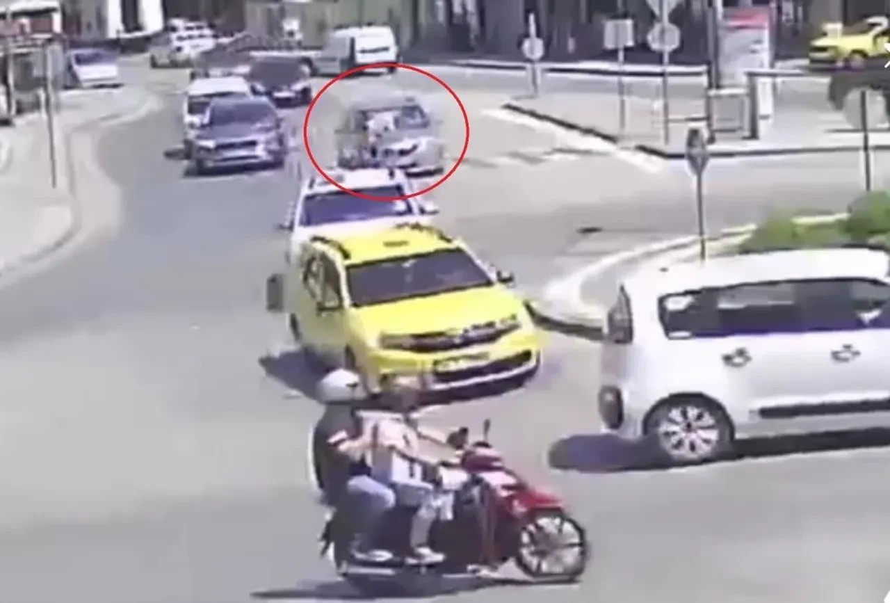 Görenleri hayrete düşüren kaza...Otomobilin çarptı, hiçbir şey olmamış gibi yoluna devam etti