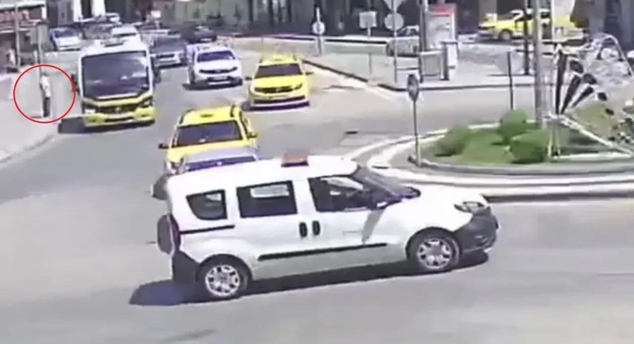 Görenleri hayrete düşüren kaza...Otomobilin çarptı, hiçbir şey olmamış gibi yoluna devam etti