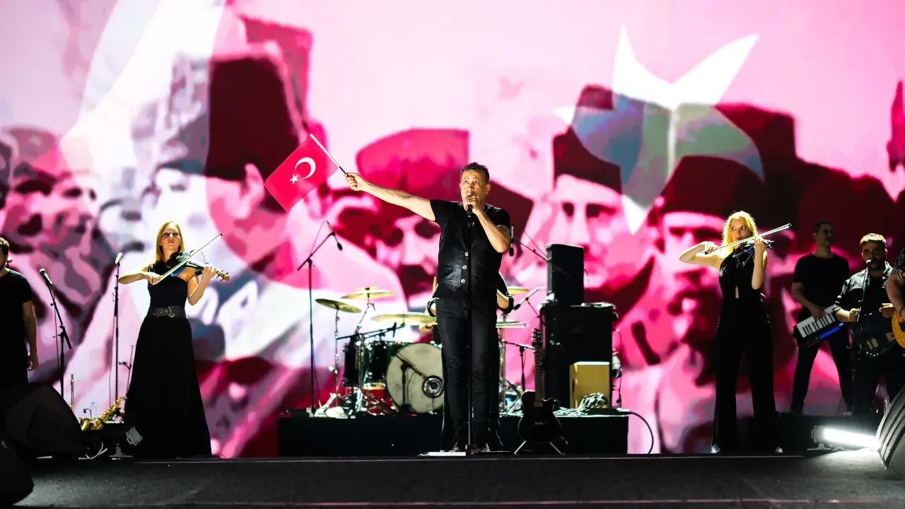 Haluk Levent, düğünleri bırakıp konserine gelen hayranlarına jest yaptı 