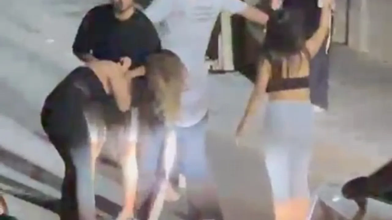 İki genç kız saç saça girdi, erkekler ayıramadı