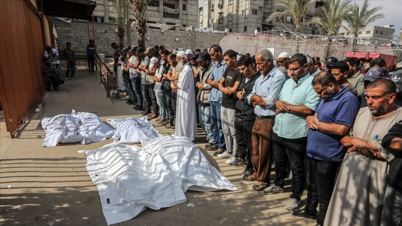 İsrail katliamlarında Gazze'de hayatını kaybedenlerin sayısı 56 bini aştı