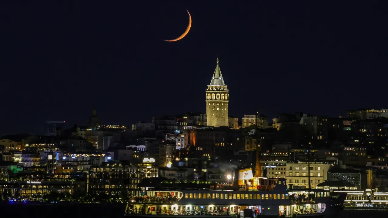 İstanbul'da kartpostallık görüntüler! Galata Kulesi ve hilal aynı karede