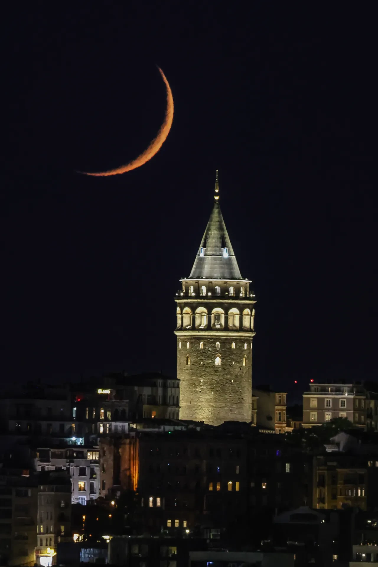 İstanbul'da kartpostallık görüntüler! Galata Kulesi ve hilal aynı karede