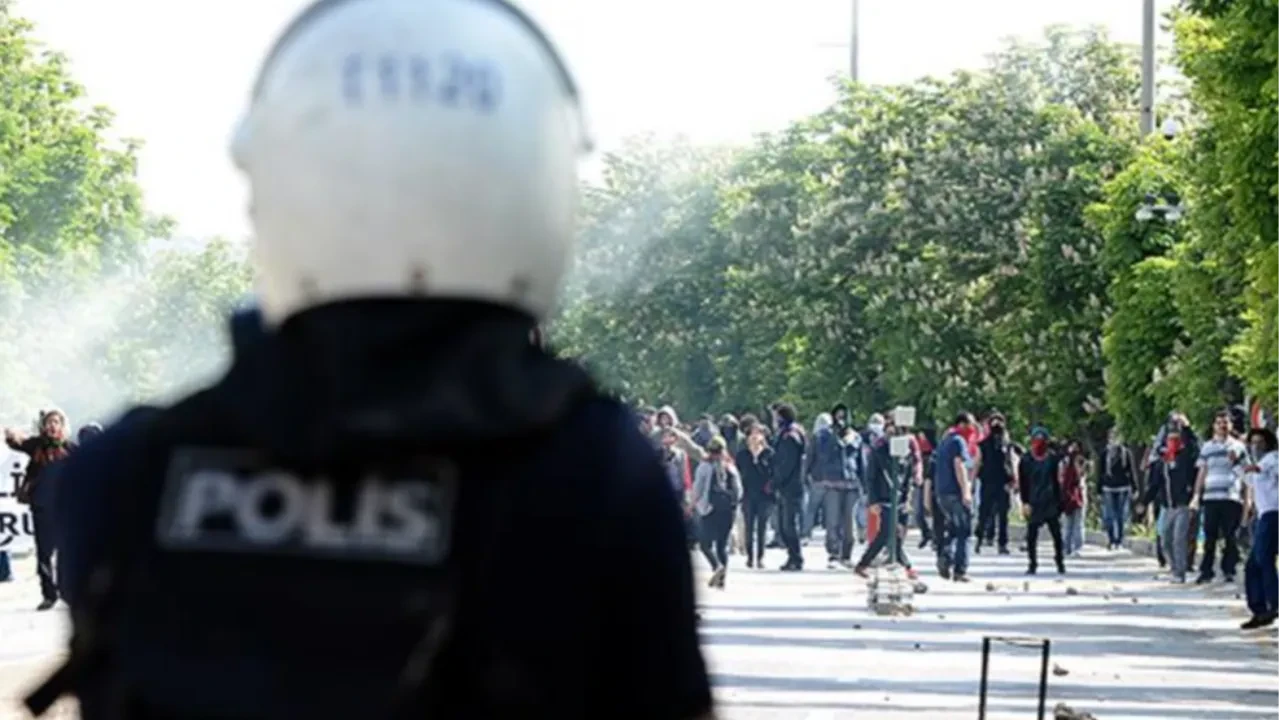 Kadıköy'de izinsiz gösteri: İrfan Değirmenci dahil 47 kişi gözaltına alındı