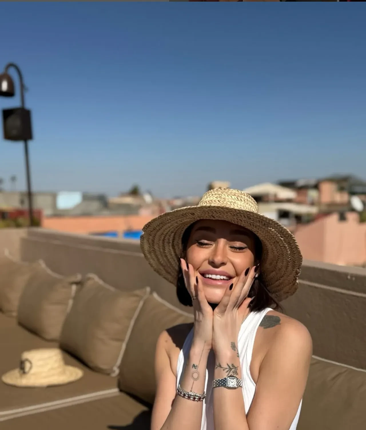 Konsere bornozla çıkan şarkıcı Alya sebebini açıkladı 