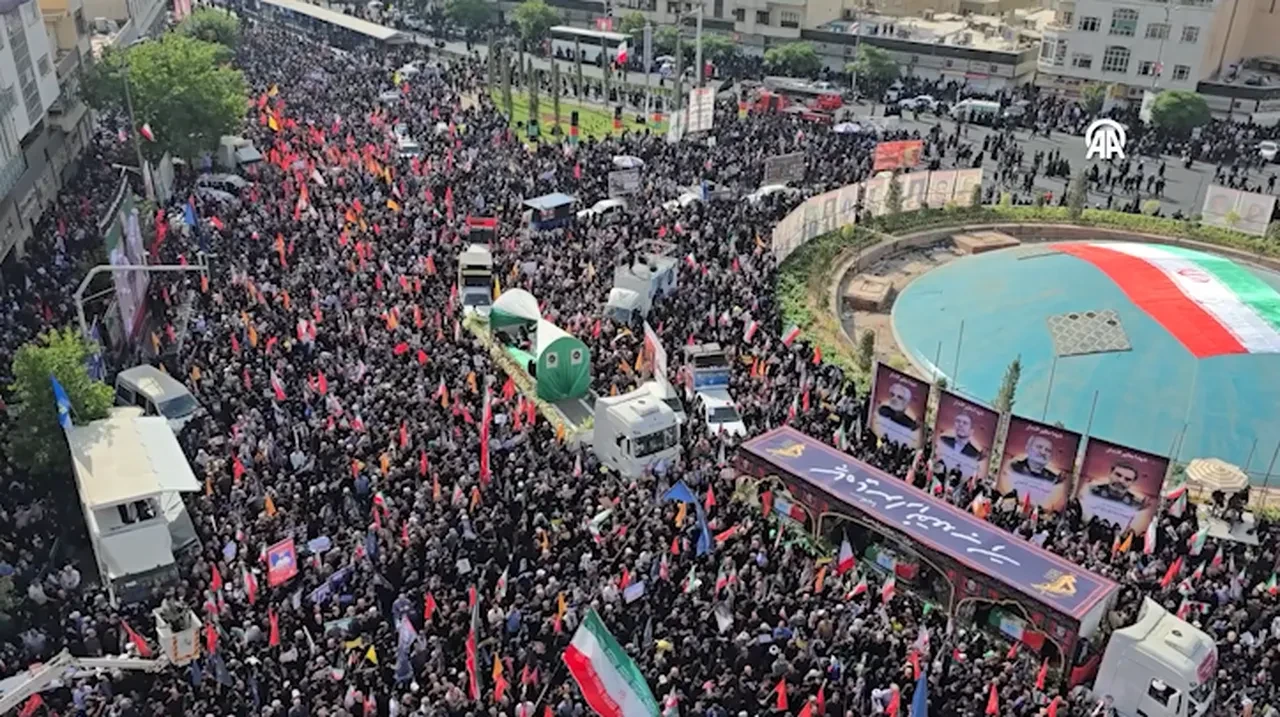 'Öldü' demişlerdi cenazede ortaya çıktı! Tahran'da İsrail saldırısında ölenler için tören