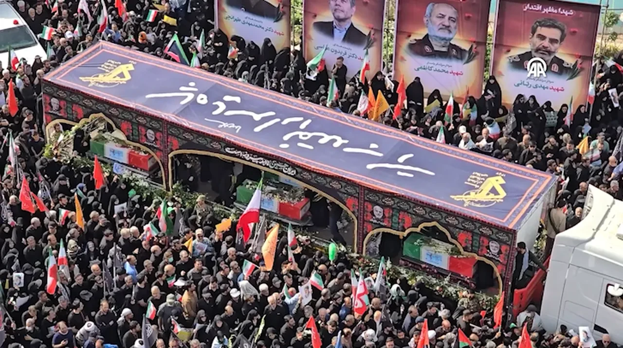 'Öldü' demişlerdi cenazede ortaya çıktı! Tahran'da İsrail saldırısında ölenler için tören