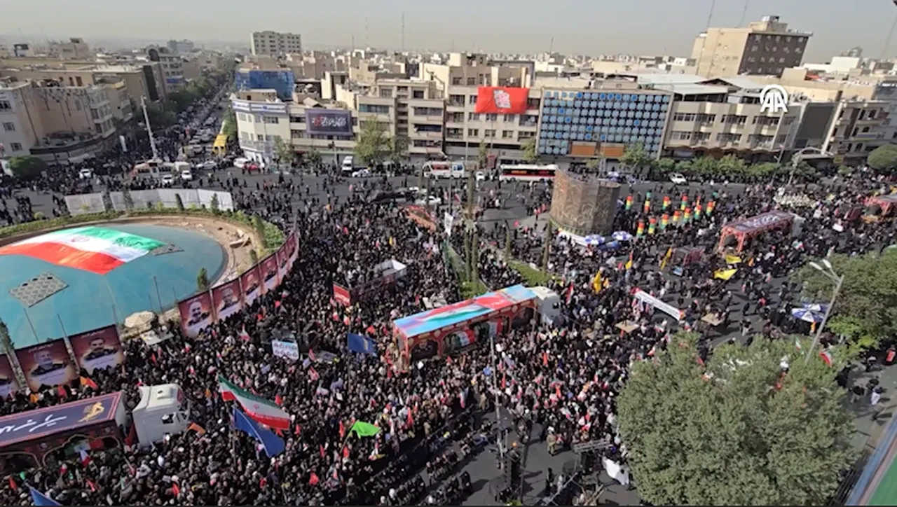 'Öldü' demişlerdi cenazede ortaya çıktı! Tahran'da İsrail saldırısında ölenler için tören