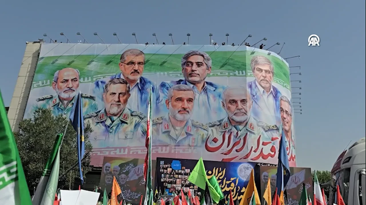 'Öldü' demişlerdi cenazede ortaya çıktı! Tahran'da İsrail saldırısında ölenler için tören