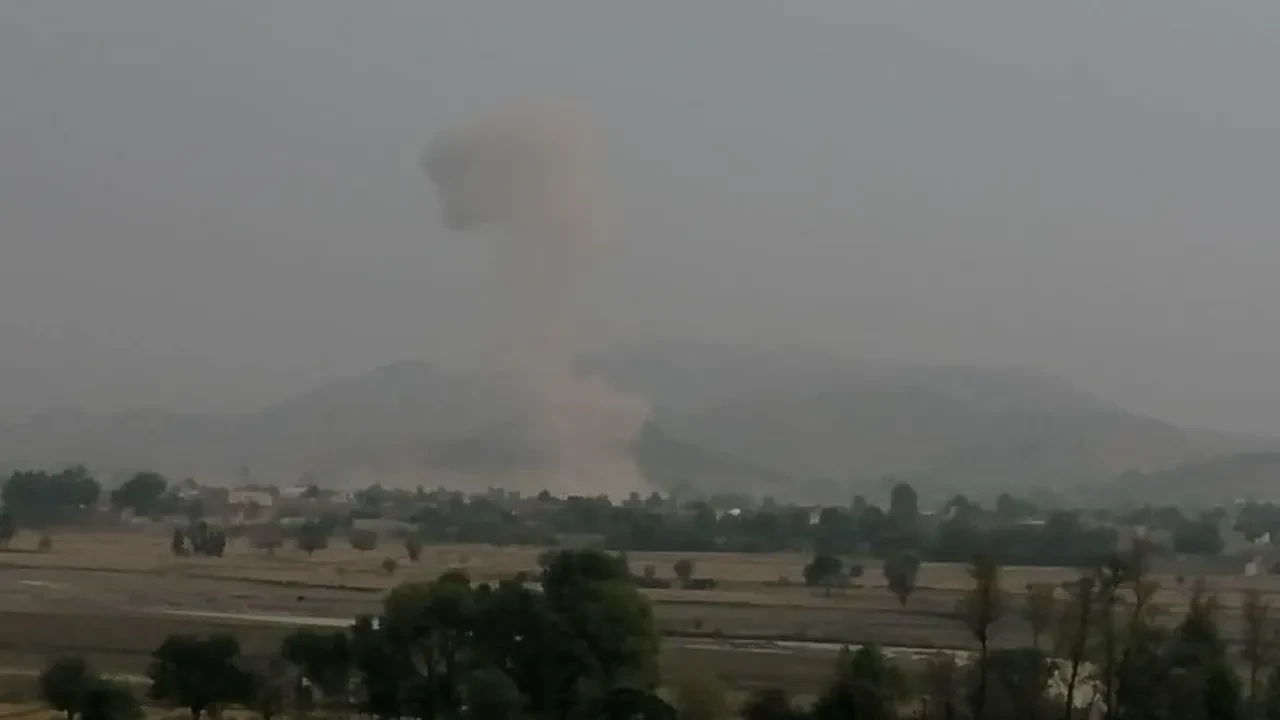 Pakistan'da askeri konvoya bombalı saldırı: Çok sayıda ölü ve yaralı var