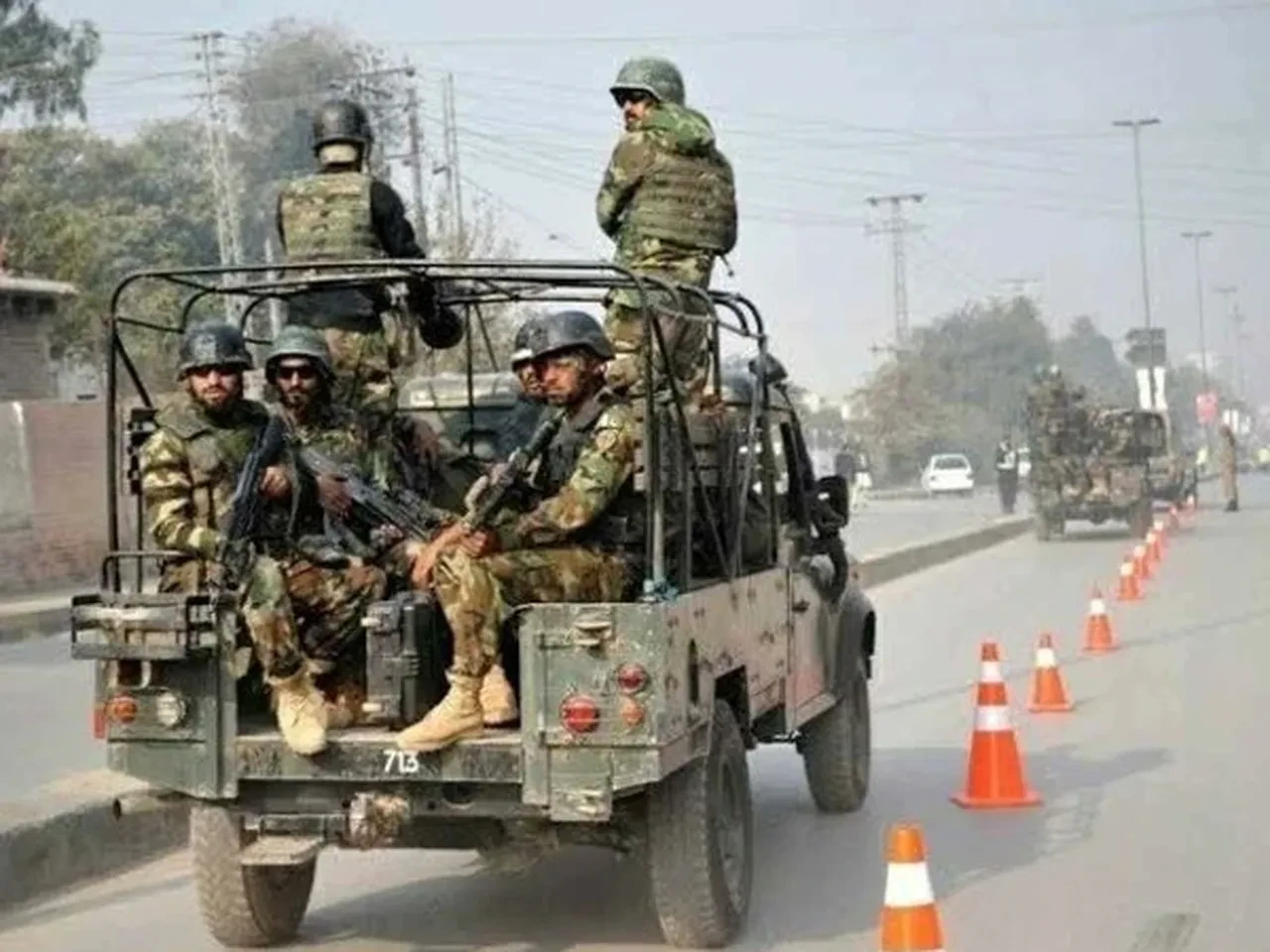 Pakistan'da askeri konvoya bombalı saldırı: Çok sayıda ölü ve yaralı var