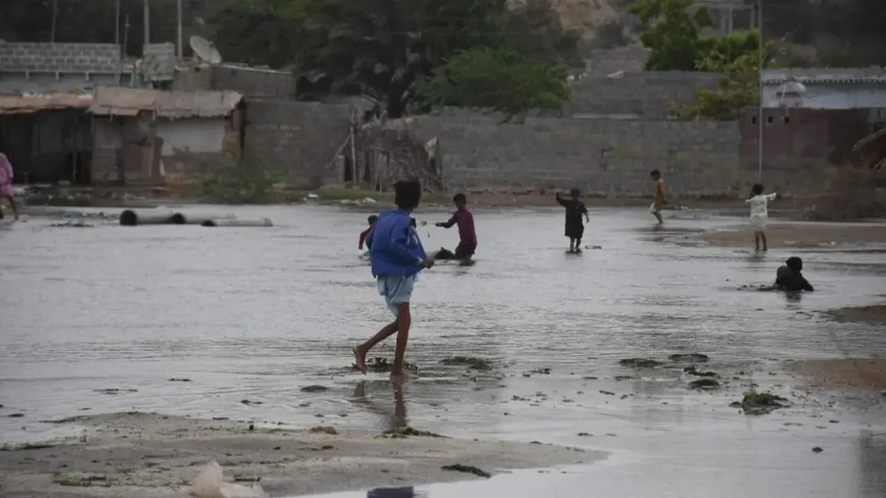 Pakistan'da muson yağışları hayatı felç etti! Bilanço her geçen gün artıyor