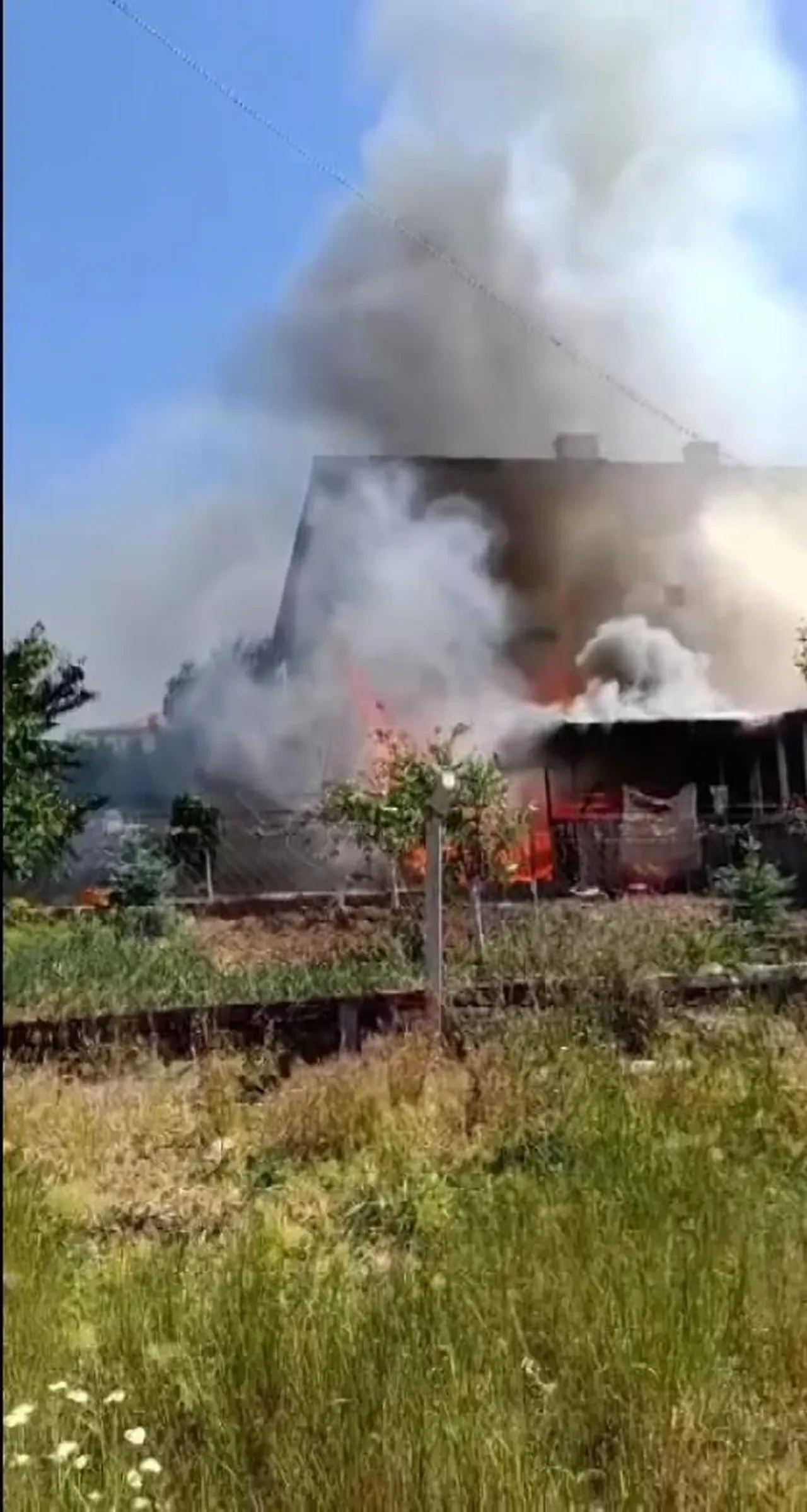 Sivas'ta korkutan yangın: Müstakil ev alev alev yandı