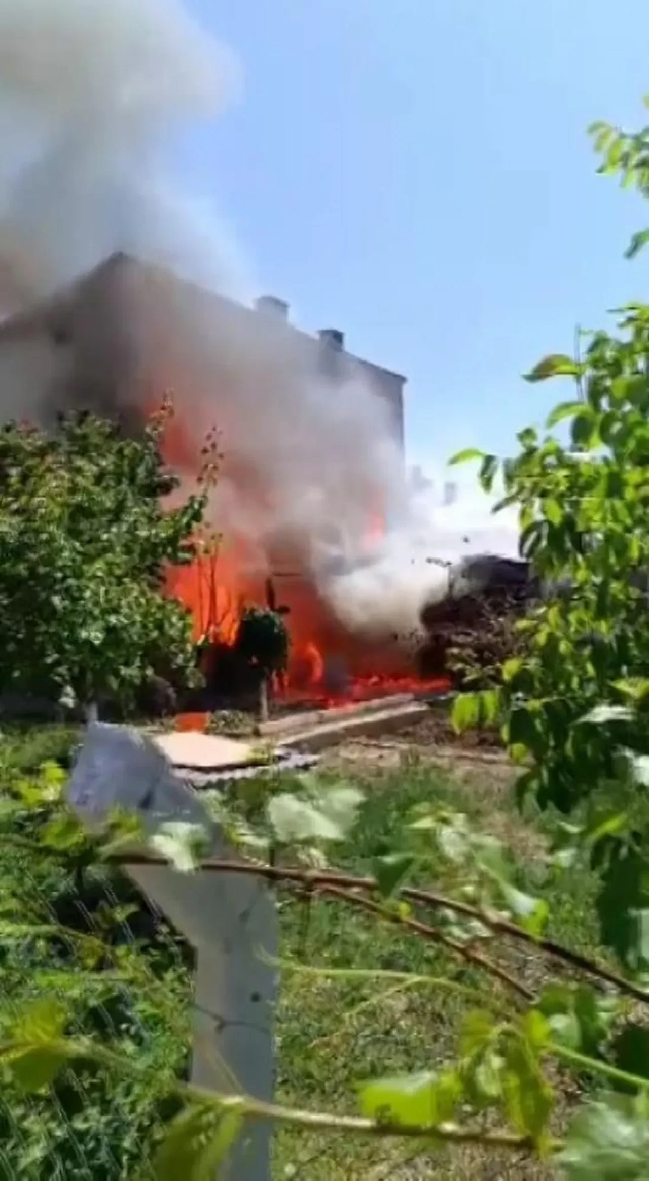 Sivas'ta korkutan yangın: Müstakil ev alev alev yandı