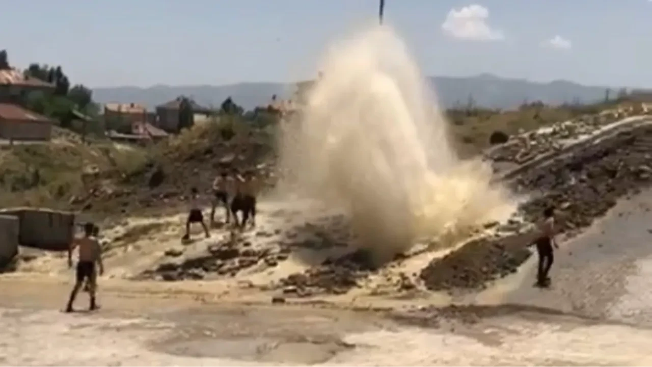 Su hattı patladı, çocuklar böyle eğlendi
