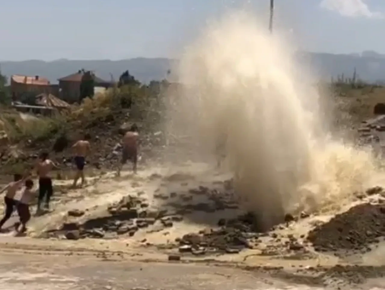 Su hattı patladı, çocuklar böyle eğlendi