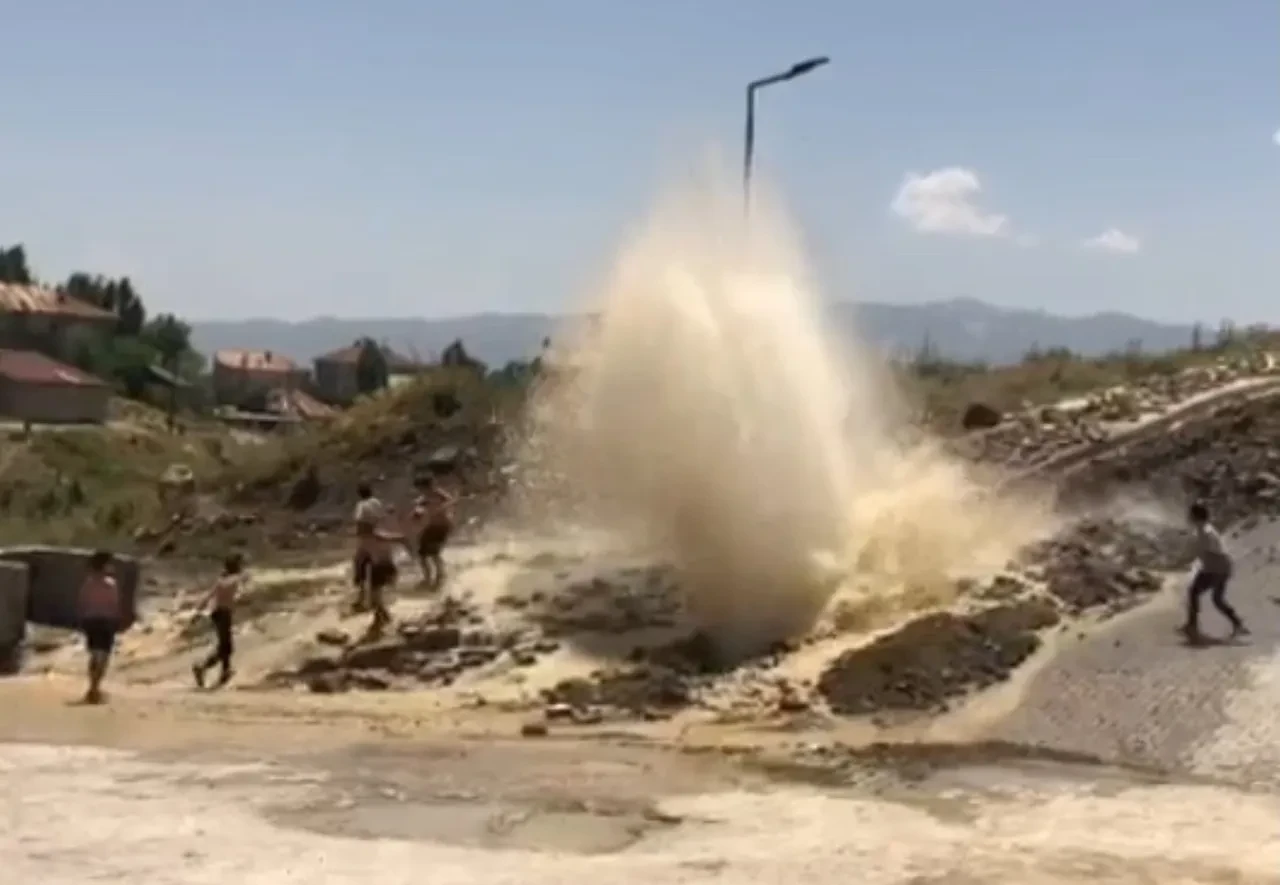 Su hattı patladı, çocuklar böyle eğlendi