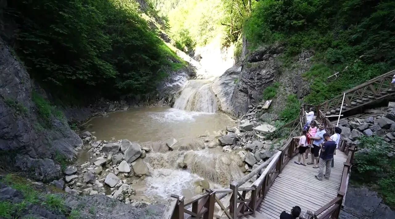 Turistler rengi görünce şaşkınlığa uğradı! Karadeniz'in gözleri ışıldatan Mavi Göl'ünde turizm bitti