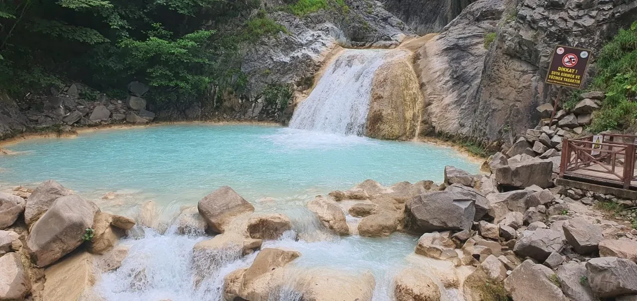 Turistler rengi görünce şaşkınlığa uğradı! Karadeniz'in gözleri ışıldatan Mavi Göl'ünde turizm bitti