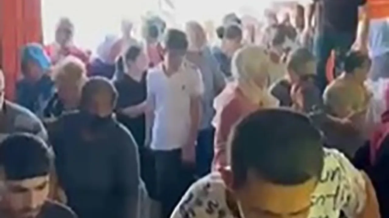 Ucuza ev eşyası alabilmek için birbirlerini ezdiler