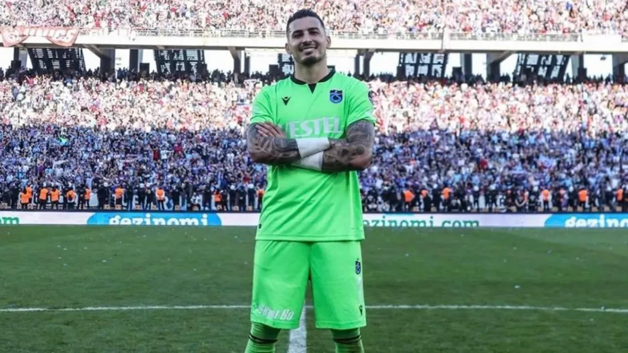 Uğurcan Çakır Fenerbahçe iddialarına son noktayı koydu! Şampiyonluk kupalı paylaşım