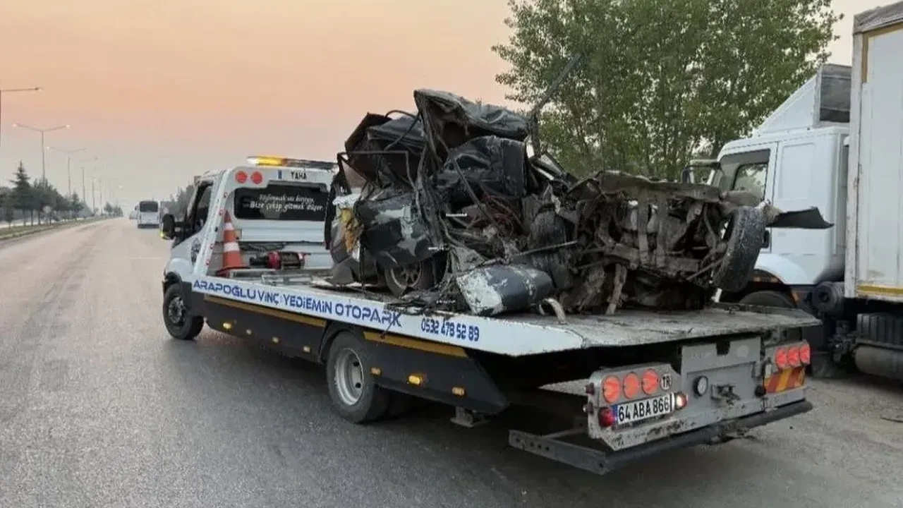 Uşak’ta katliam gibi kaza! Otomobil park halindeki kamyona çarptı: 1 ölü