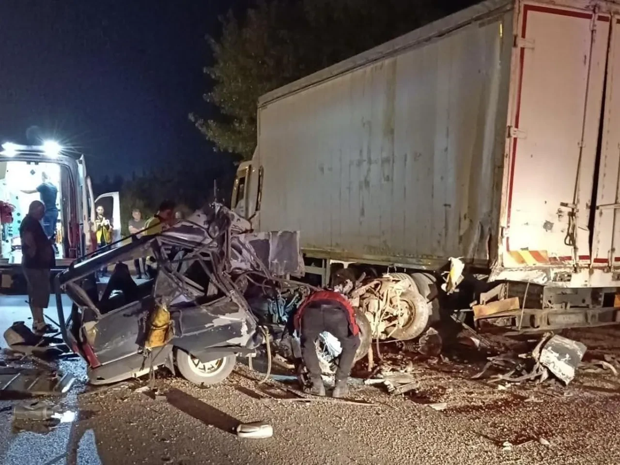 Uşak’ta katliam gibi kaza! Otomobil park halindeki kamyona çarptı: 1 ölü