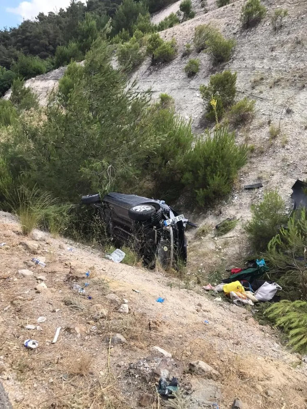 Balıkesir'de otomobil şarampole uçtu: Yaralılar var!