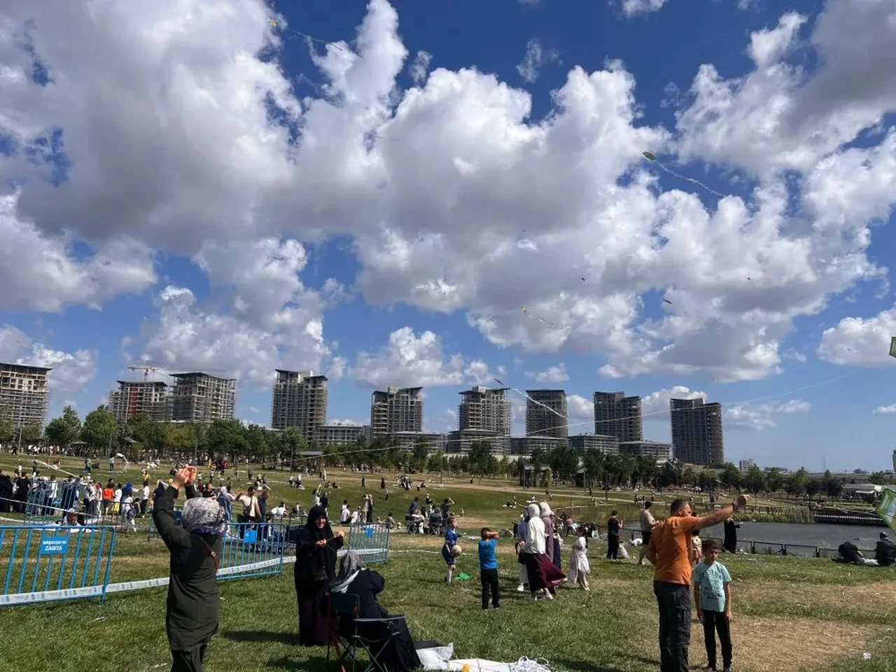 Başakşehir'de gökyüzüne bakan bir daha baktı! Çocuklardan çok onlar eğlendi