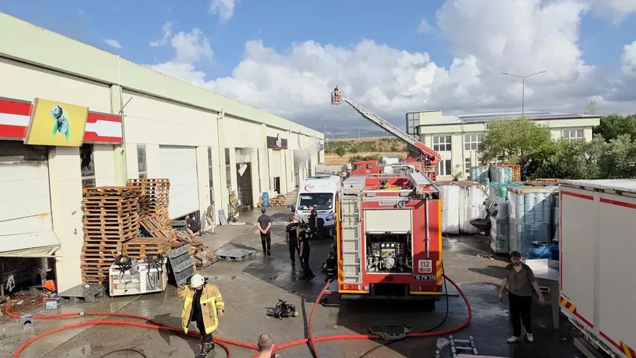 Bursa'da korkutan yangın! Tesis alevler içinde kaldı