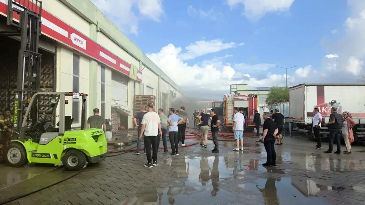 Bursa'da korkutan yangın! Tesis alevler içinde kaldı