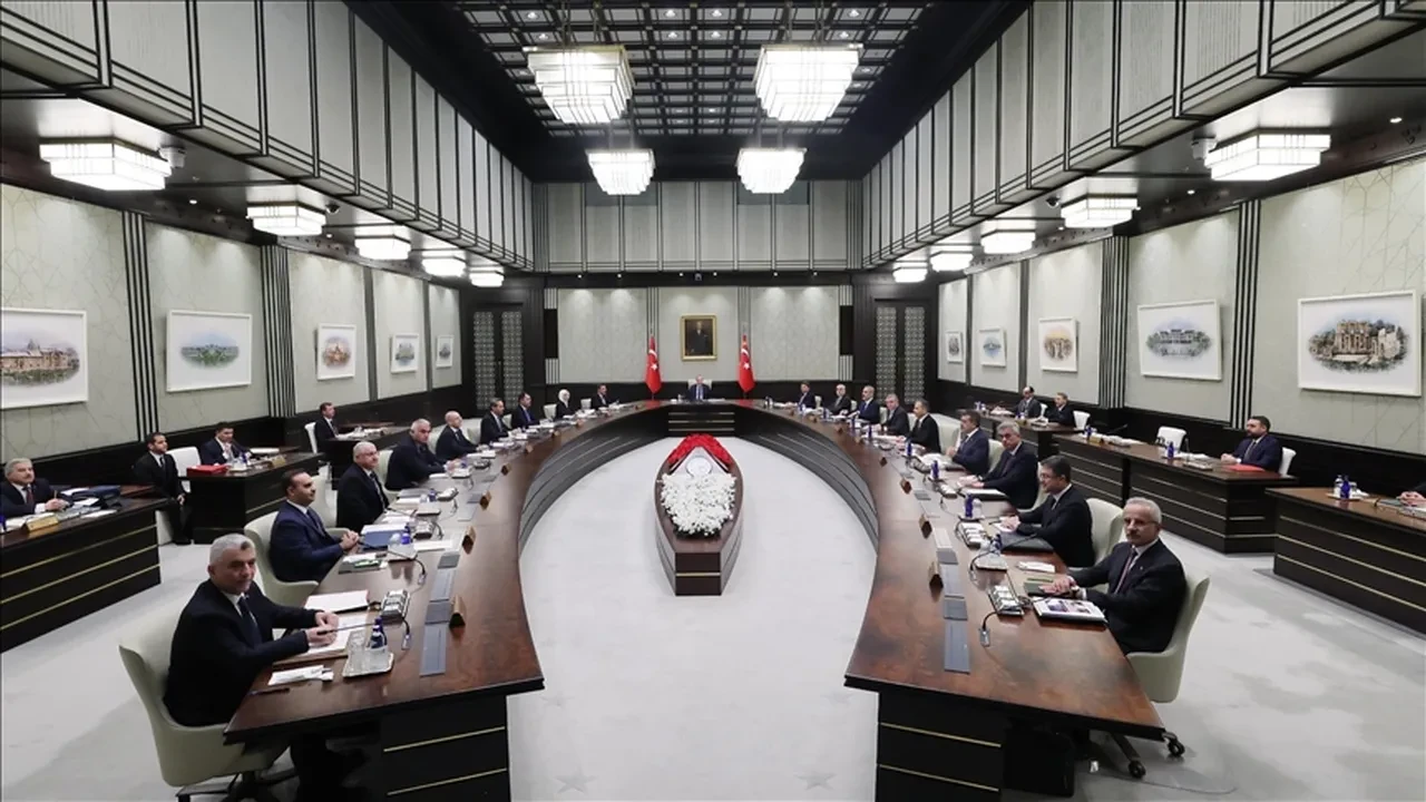 Cumhurbaşkanlığı kabinesi emekli zammı ve kamu işçisi için toplanıyor