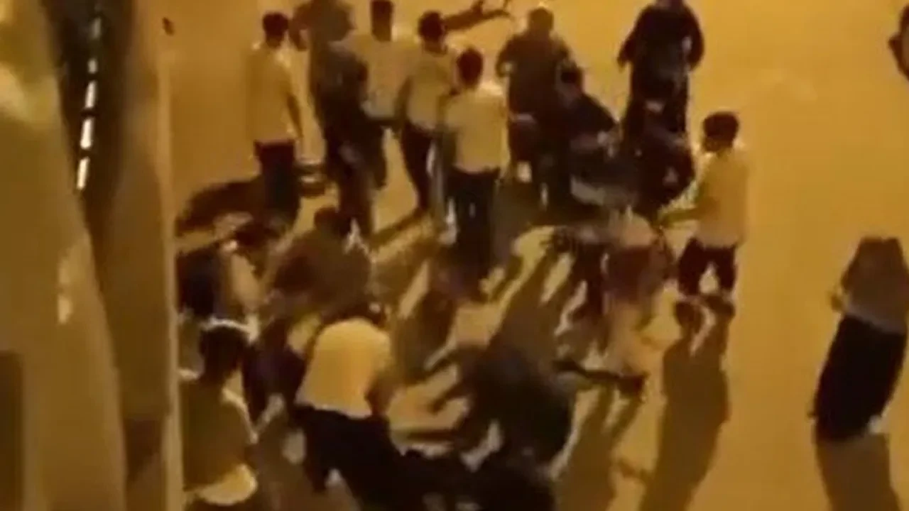 Genç kıza laf attı, mahalle savaş alanına döndü! Korkunç anlar kamerada 