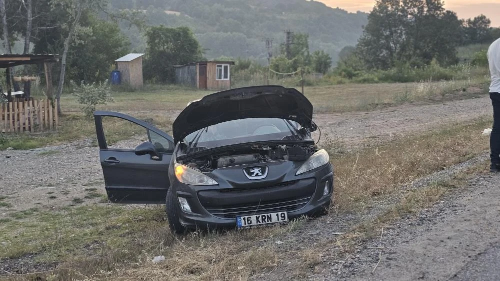 İnegöl’de iki otomobilin kafa kafaya çarpıştığı kazada 3 kişi yaralandı!