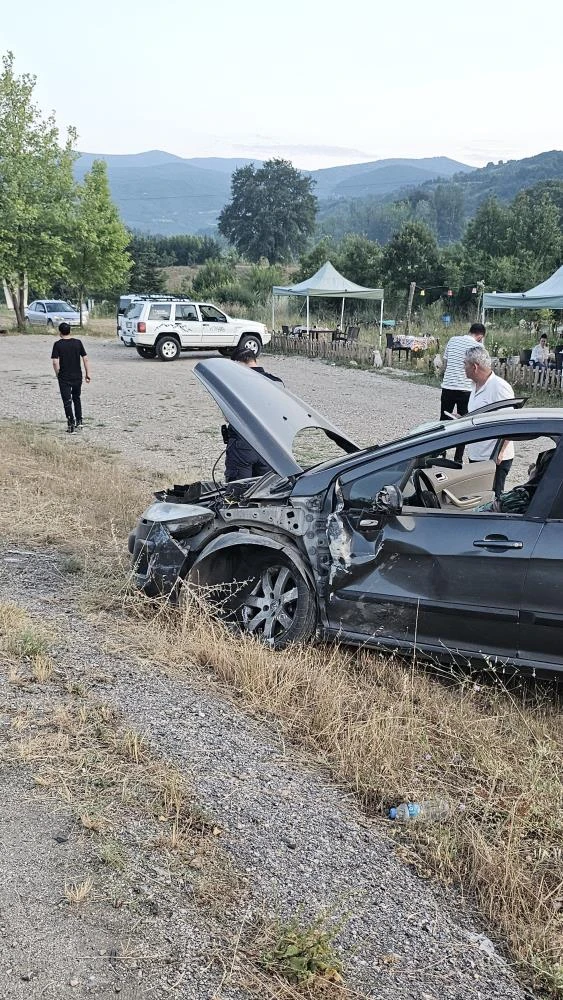 İnegöl’de iki otomobilin kafa kafaya çarpıştığı kazada 3 kişi yaralandı!