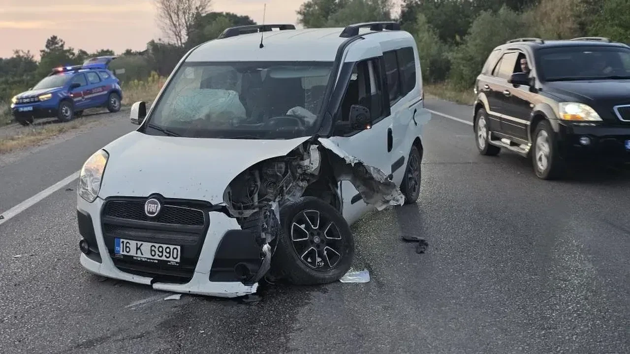 İnegöl’de iki otomobilin kafa kafaya çarpıştığı kazada 3 kişi yaralandı!
