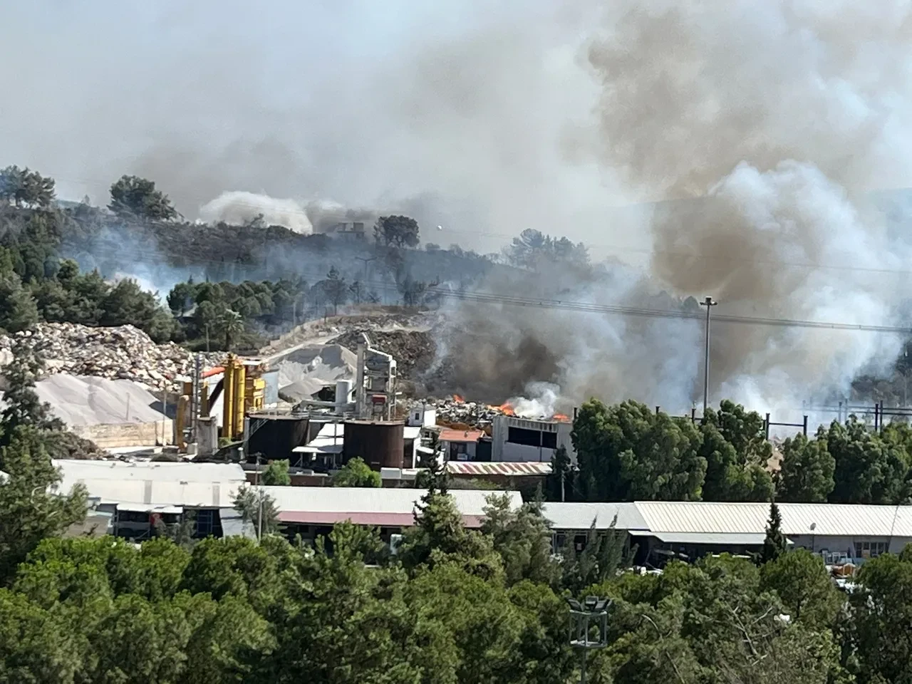 İzmir Gaziemir yangın son durum! Son dakika bilgisine göre Buca ilçesine sıçradı