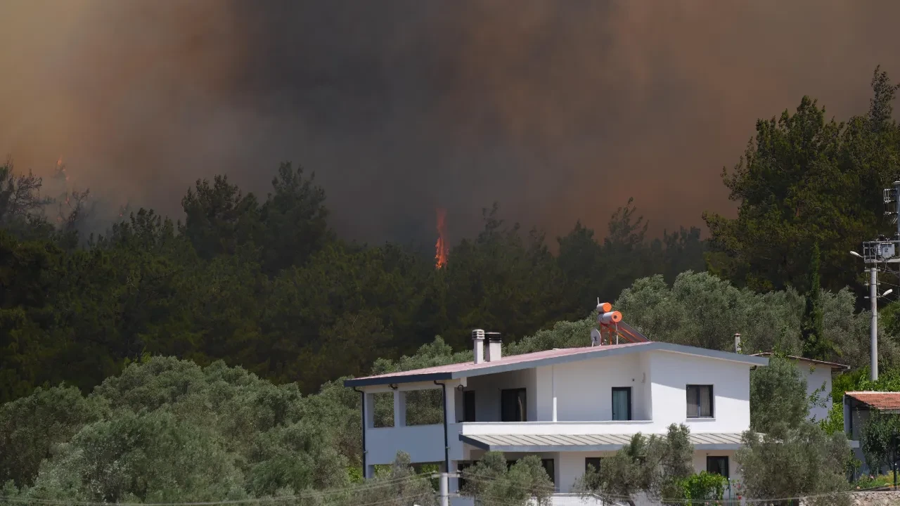 İzmir Seferihisar yangın söndürüldü mü, son dakika? Ekipler çalışmaları devam ediyor