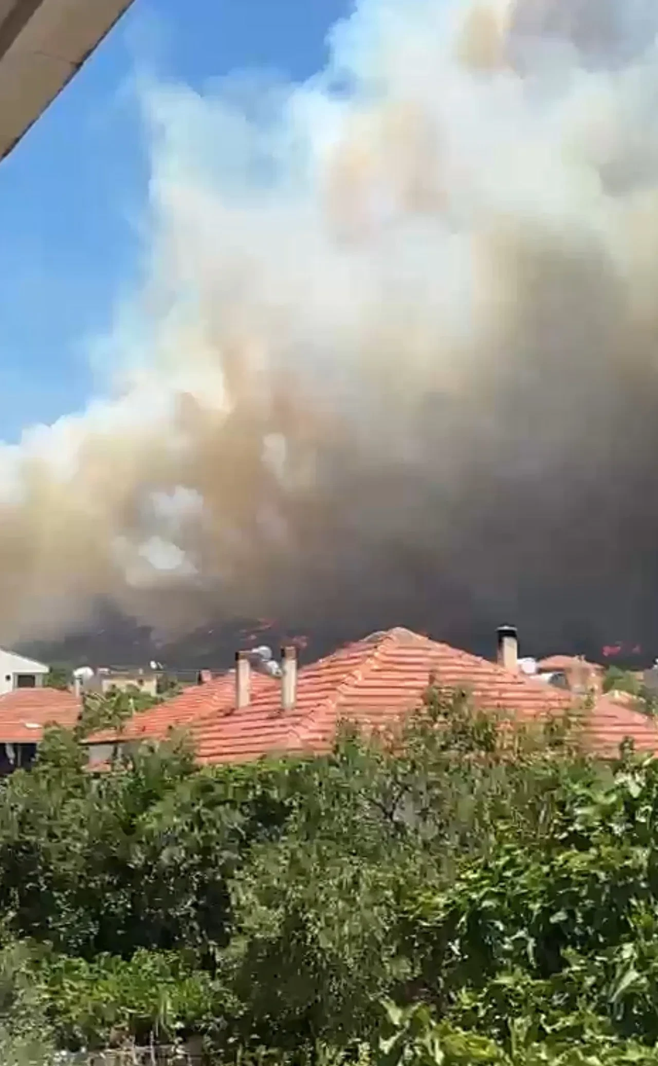 İzmir Seferihisar yangın söndürüldü mü, son dakika? Ekipler çalışmaları devam ediyor