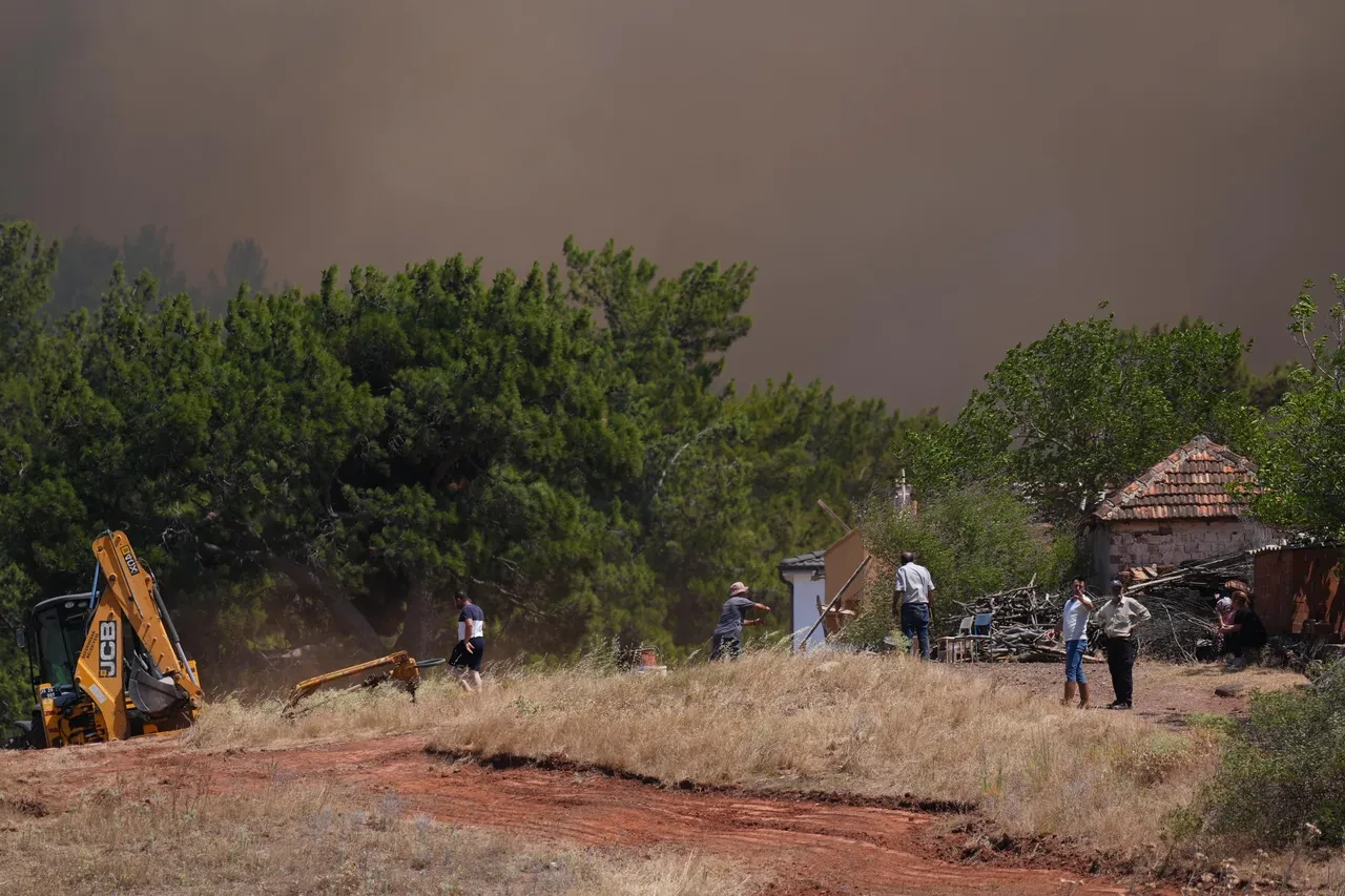 İzmir Seferihisar yangın söndürüldü mü, son dakika? Ekipler çalışmaları devam ediyor