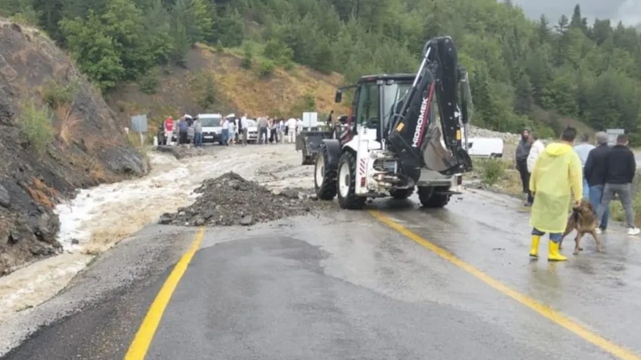 Kastamonu'da kuvvetli yağış yol kapattı
