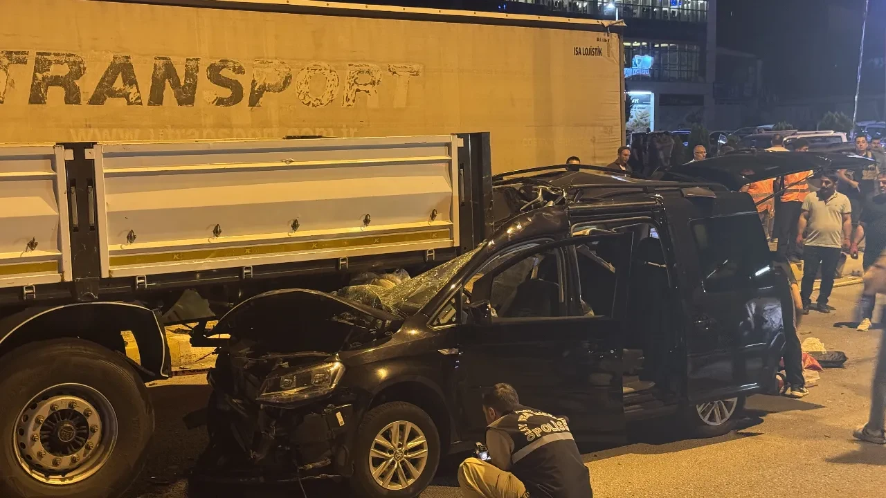 Polisleri taşıyan araç tıra ok gibi saplandı: Şehit ve yaralılar var