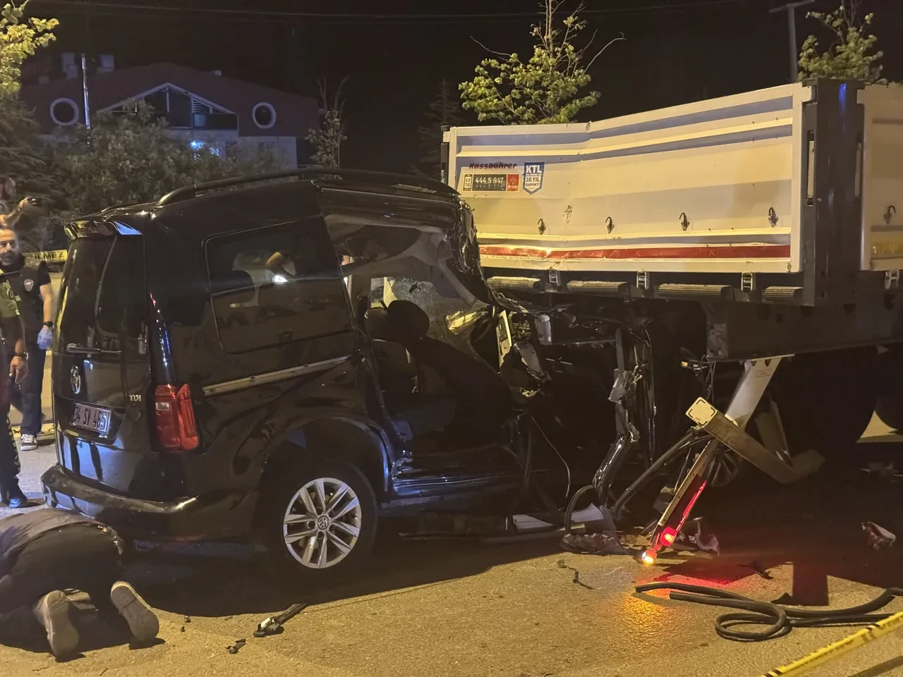 Polisleri taşıyan araç tıra ok gibi saplandı: Şehit ve yaralılar var