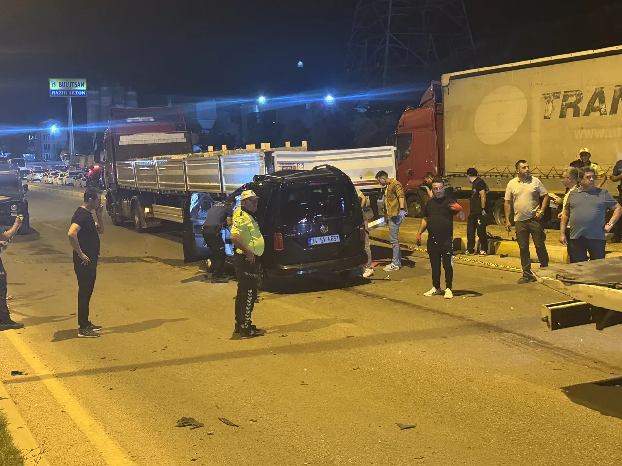 Polisleri taşıyan araç tıra ok gibi saplandı: Şehit ve yaralılar var