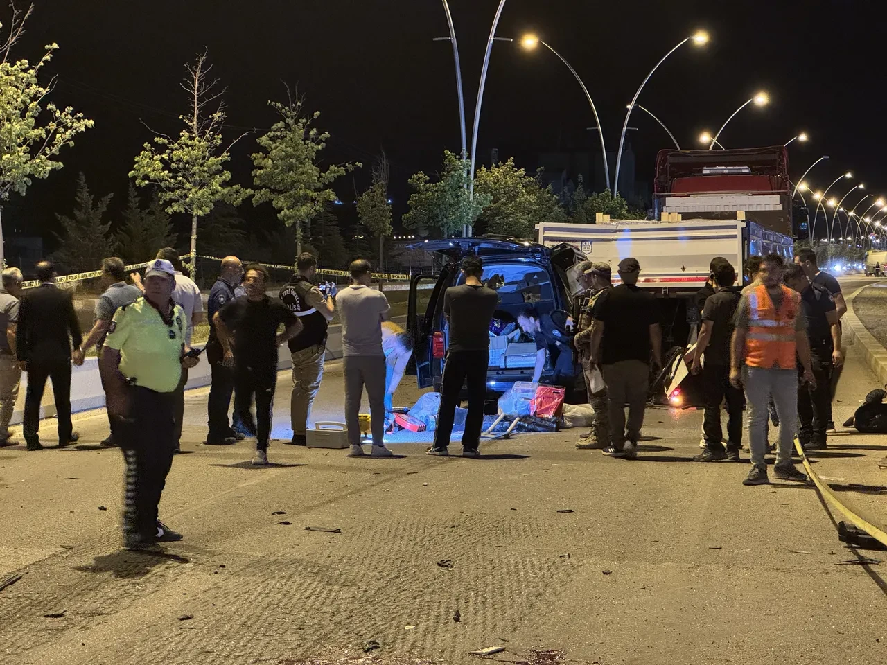 Polisleri taşıyan araç tıra ok gibi saplandı: Şehit ve yaralılar var