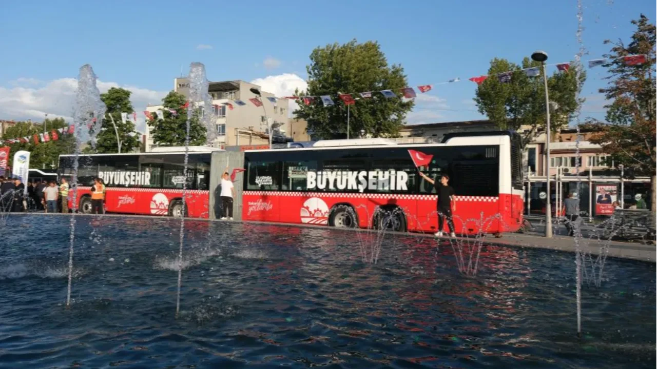 Sakarya'da metrobüs dönemi başladı: İlk etap hizmette!