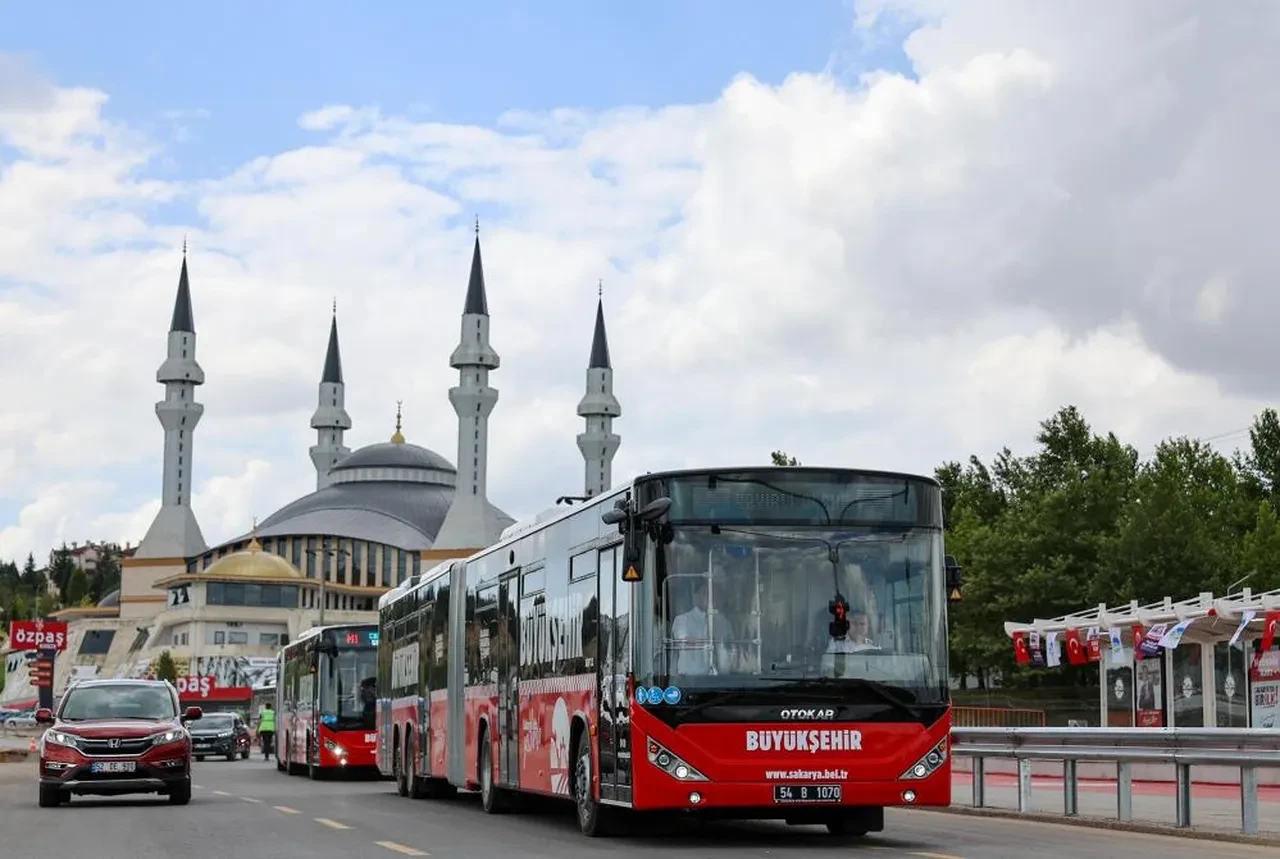 Sakarya'da metrobüs dönemi başladı: İlk etap hizmette!